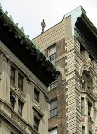 A New York sculture in mostra sui grattacieli
