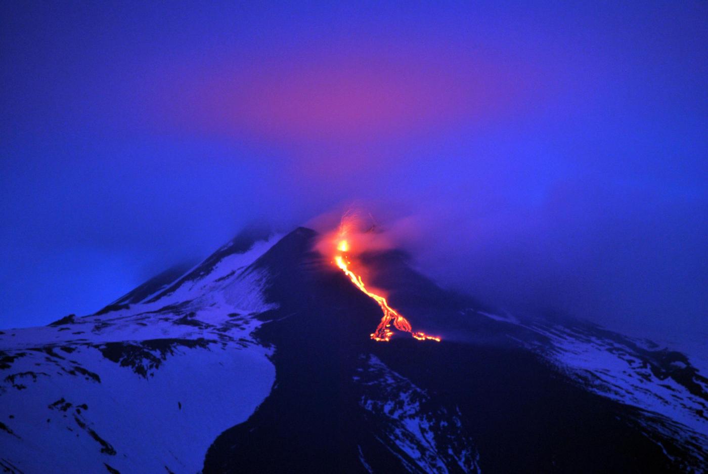 Etna spettacolare eruzione notturna con la lava
