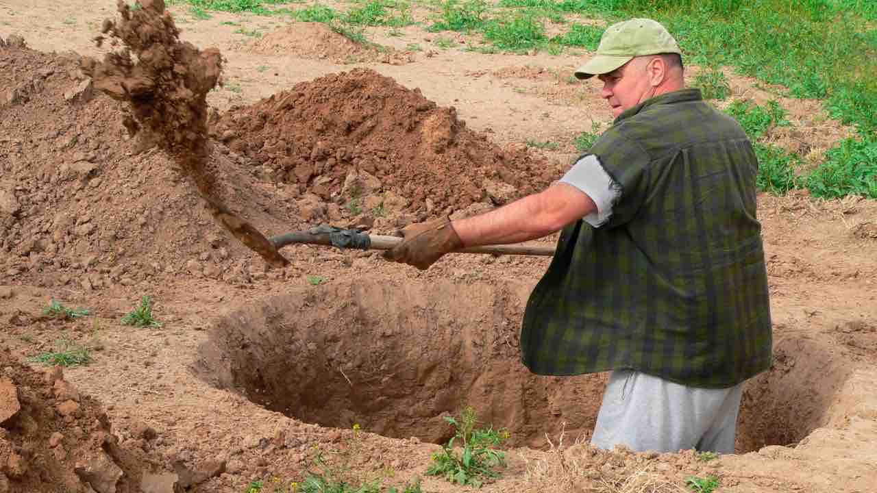 scava una buca nel suo giardino