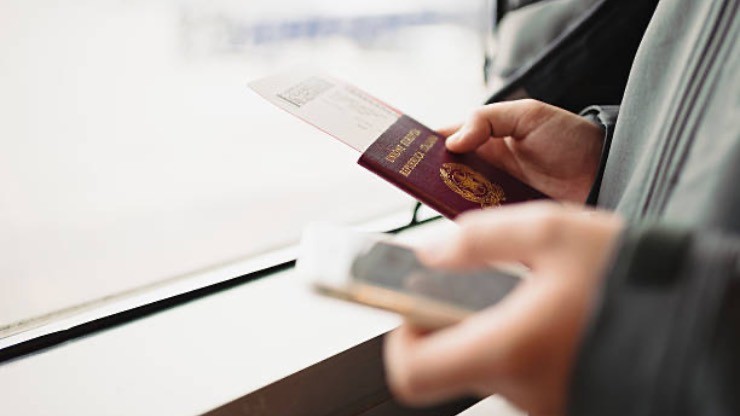 carta dimbarco e passaporto