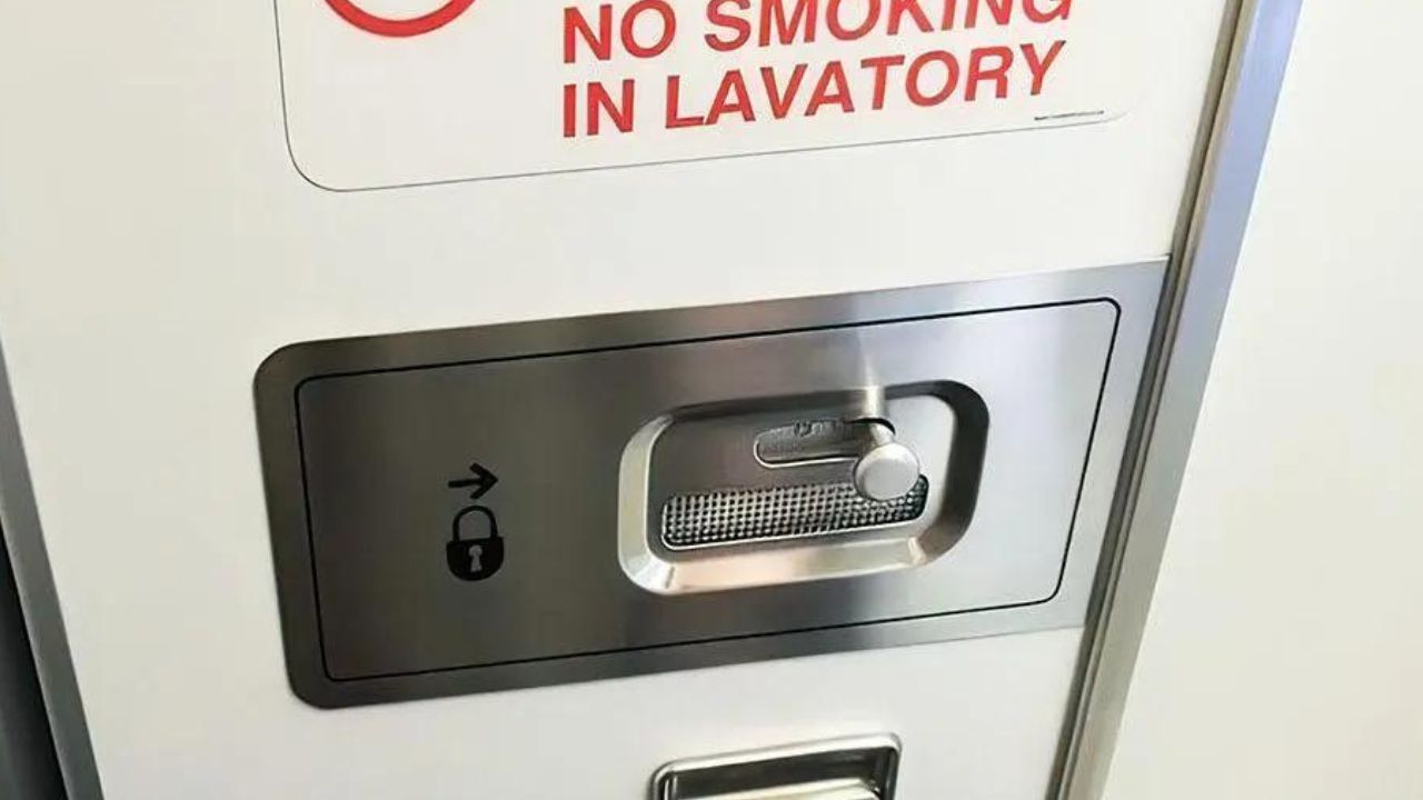 pulsante della porta del bagno aereo