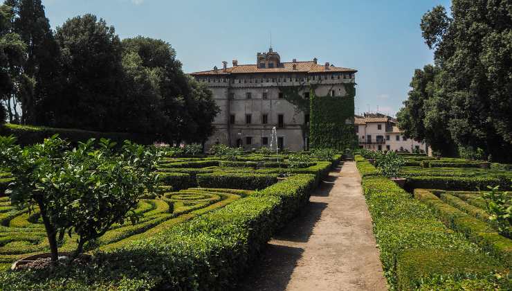 Castello vicino Roma con giardini esclusivi 