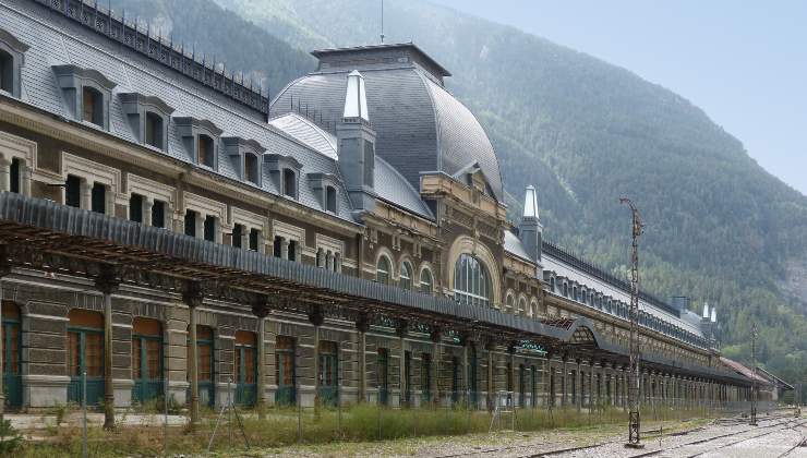 Da stazione fantasma a hotel di lusso: la storia della stazione di Canfranc