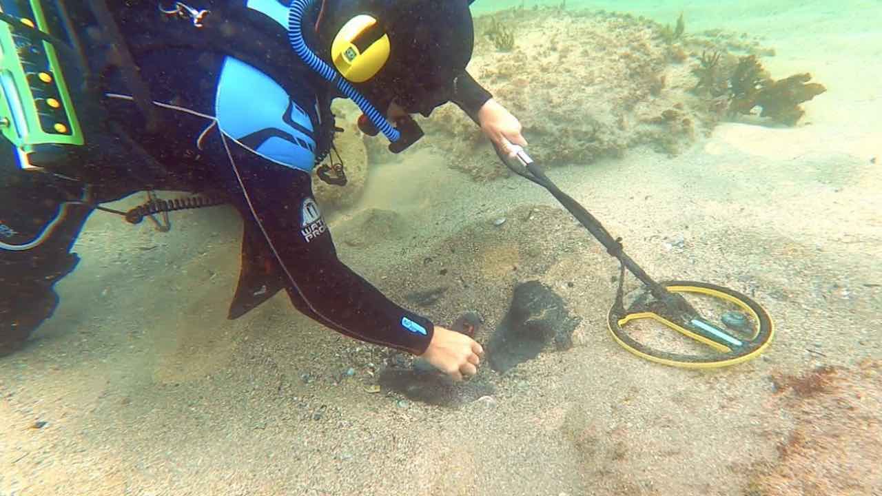 Durante un'immersione trova qualcosa