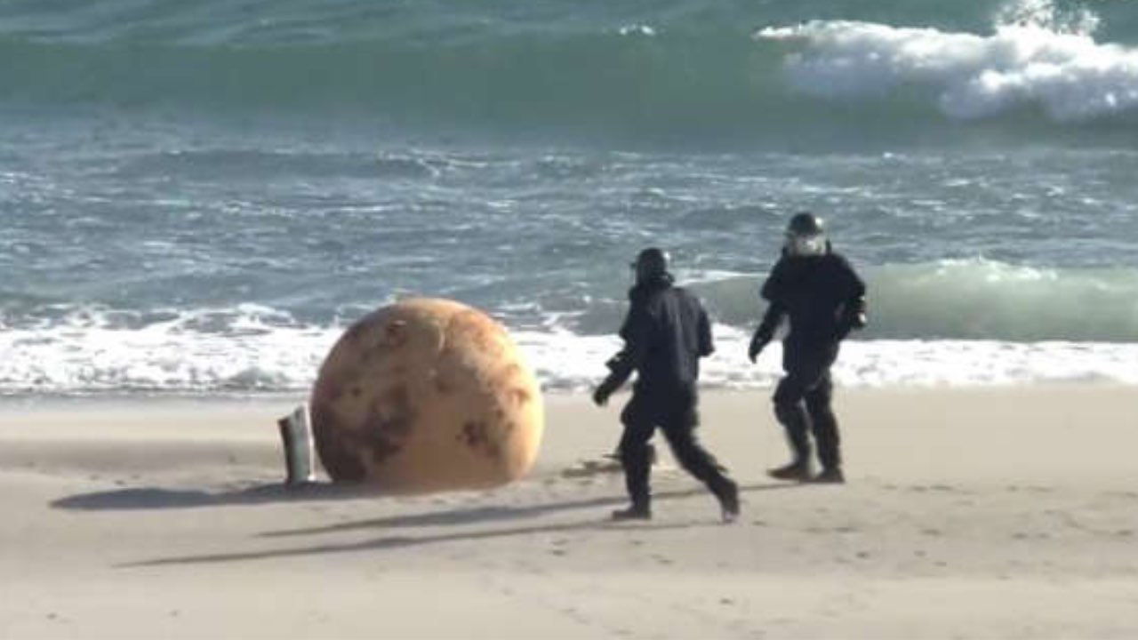 Misteriosa palla di ferro su una spiaggia