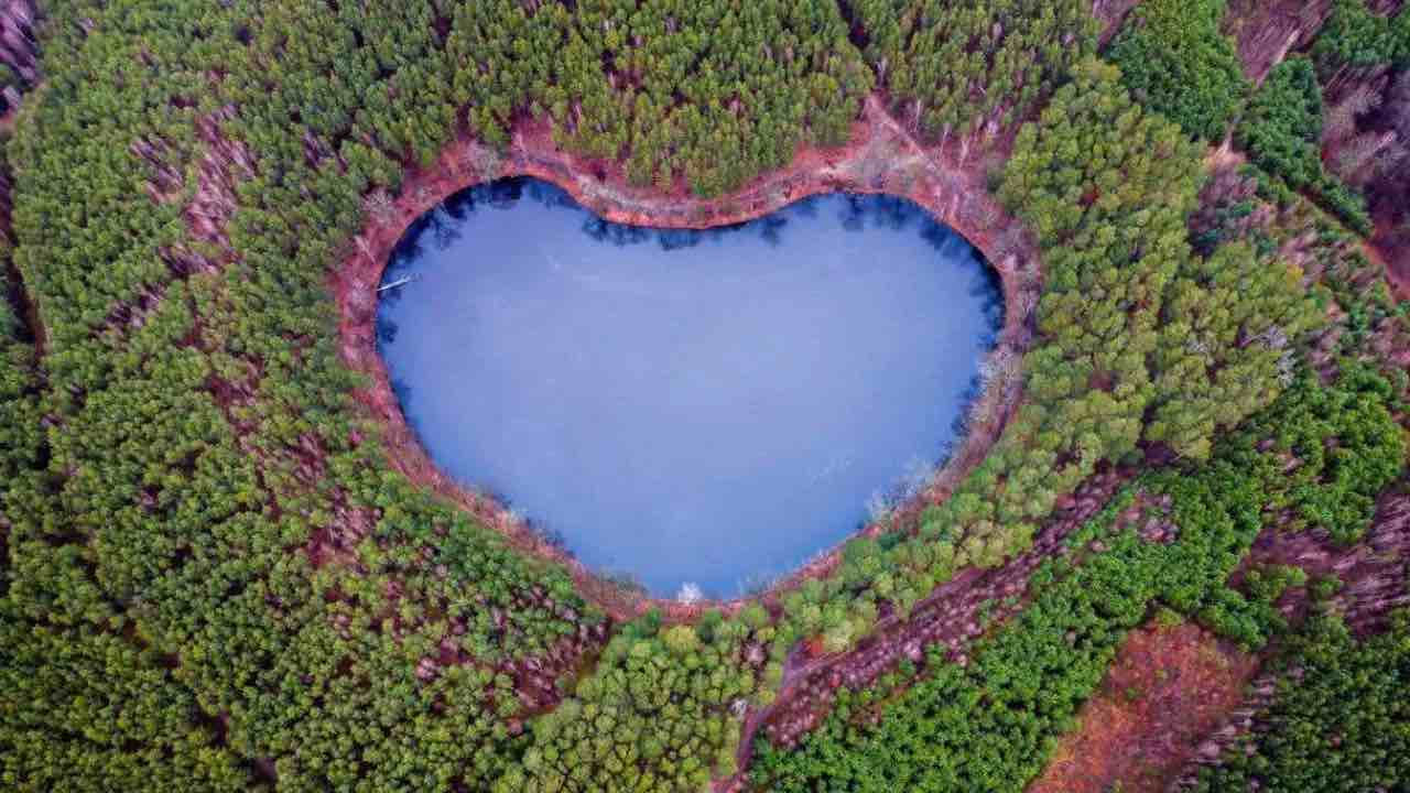 bellissimo lago a forma di cuore