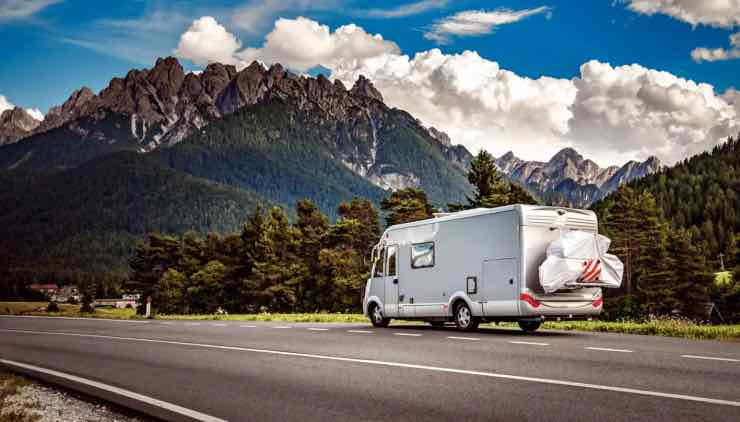camper viaggio on the road