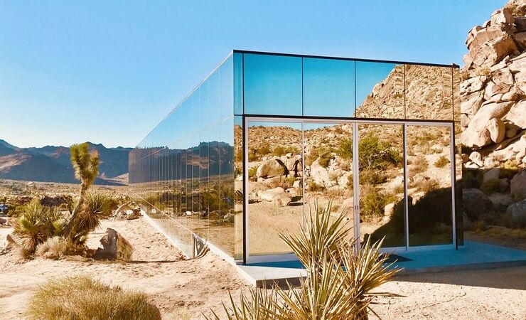 casa invisibile nel deserto