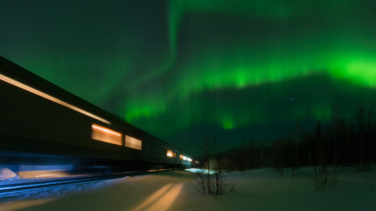 in Alaska treno per ammirare aurora boreale