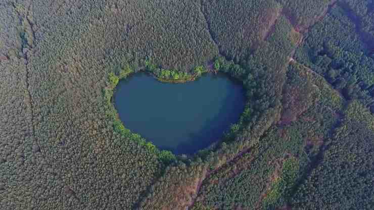 lago-a-forma-di-cuore