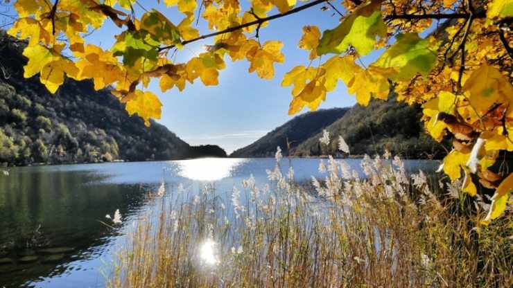 lago del segrino in autunno