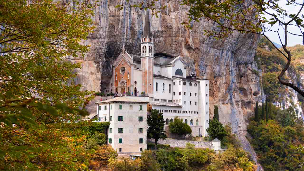 santuario italiano sospeso nella roccia