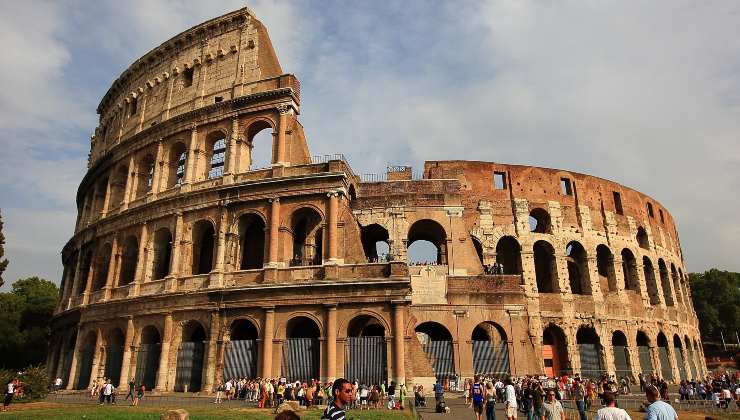 spettacolo indecoroso a pochi passi dal Colosseo -