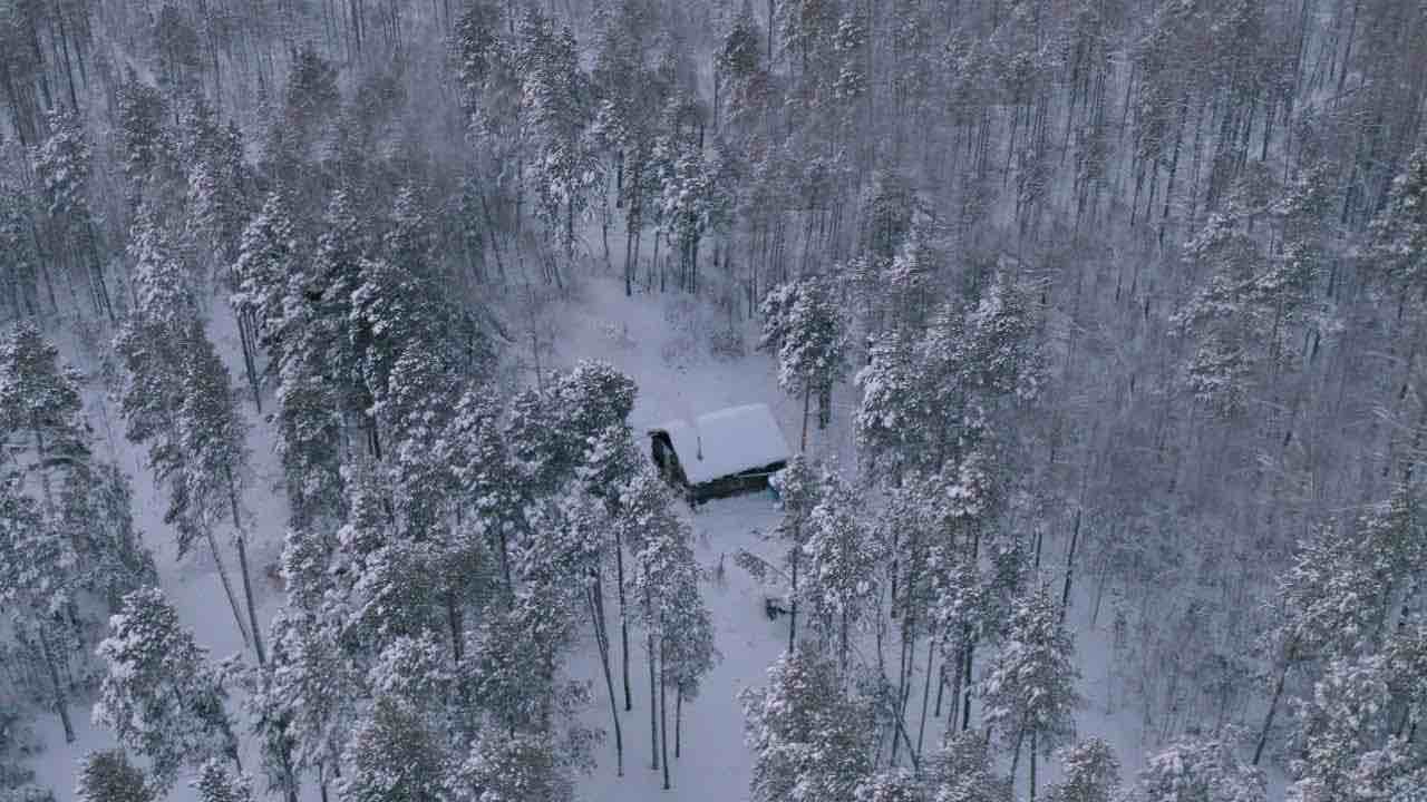 Casa isolata nella foresta Siberiana