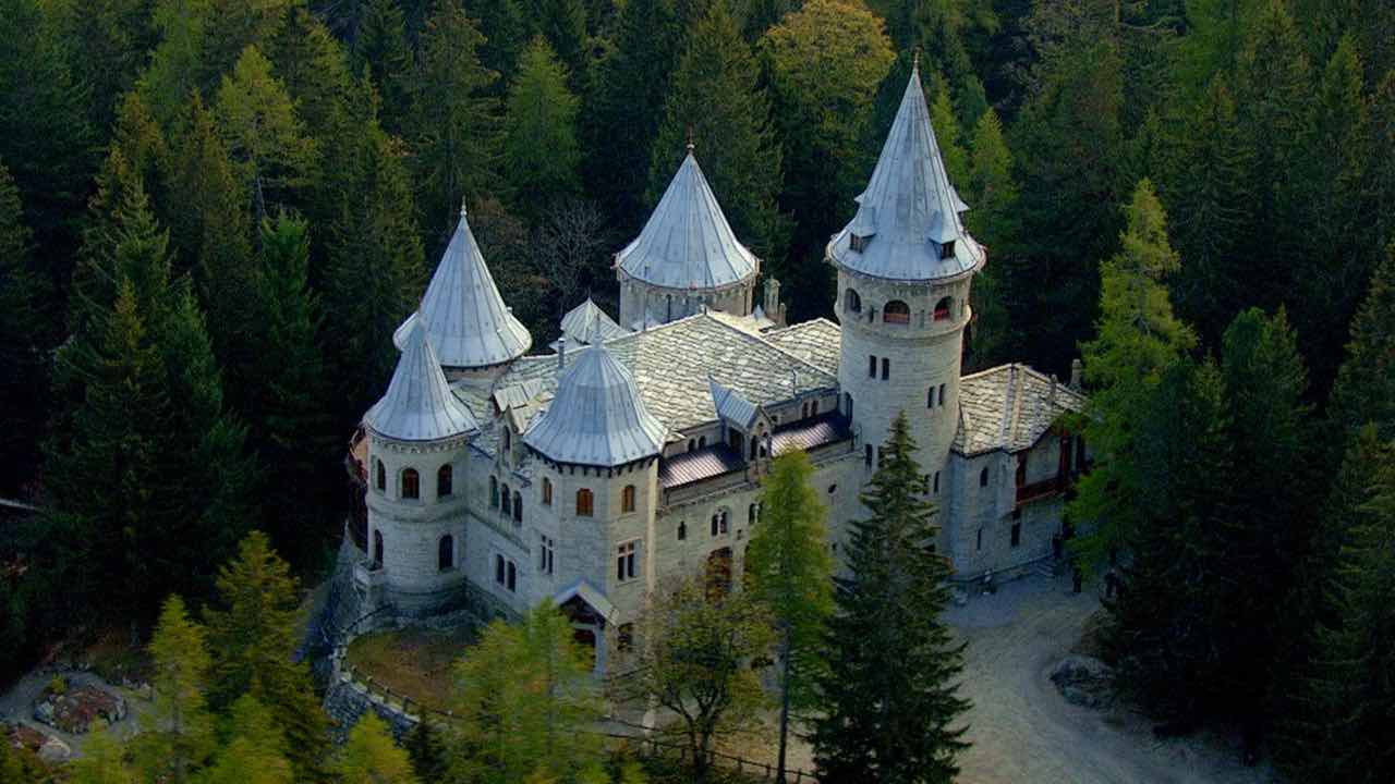 Castel Savoia castello nella natura