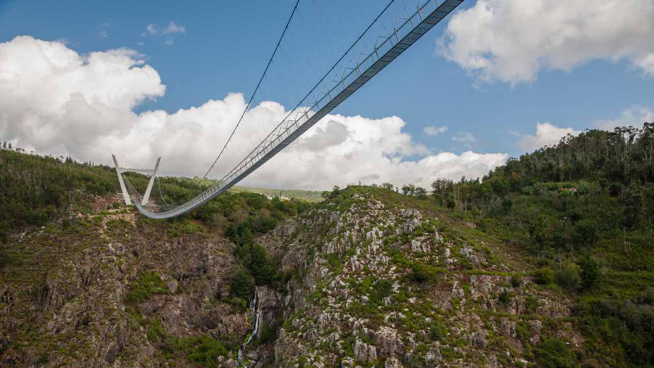 Ponte pedonale del Geoparco Unesco di Aroucav