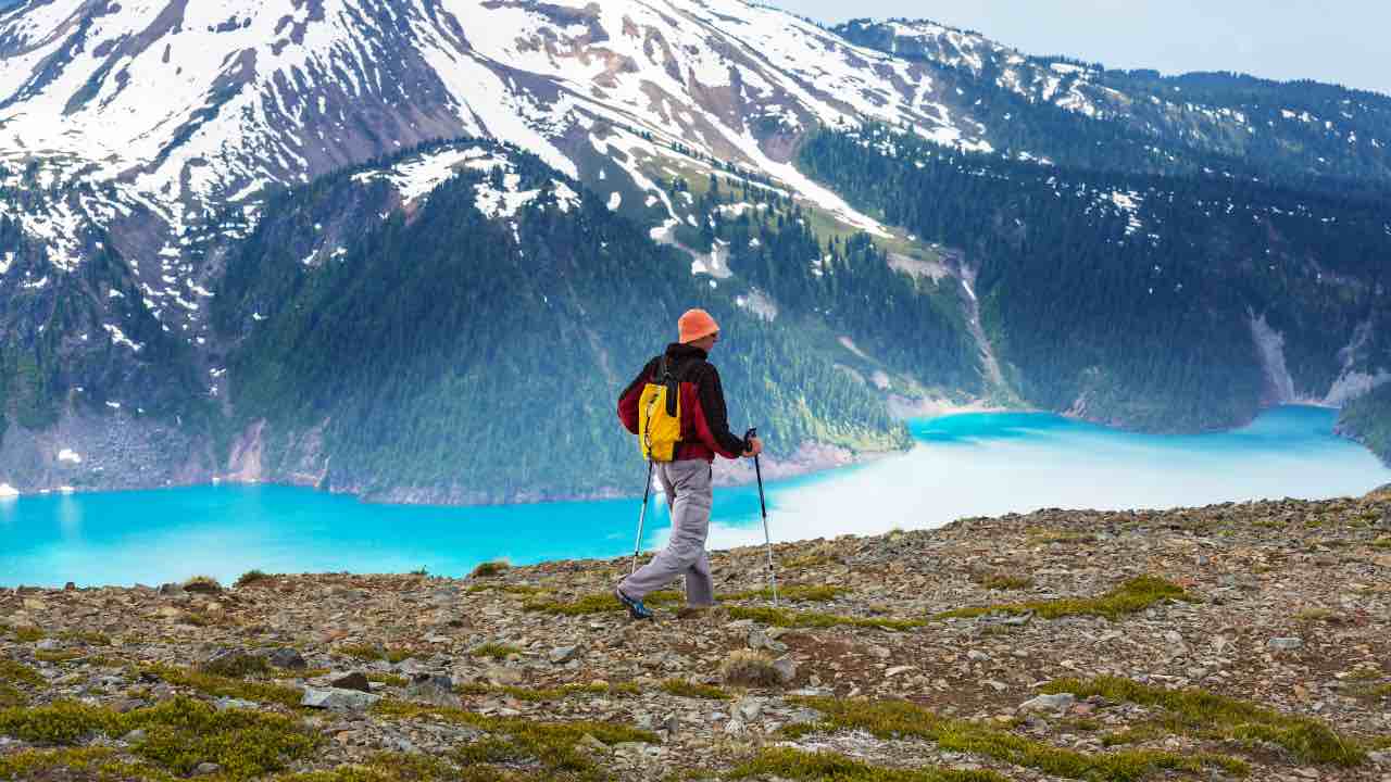 Uomo che passeggia nelle montagne del Canada