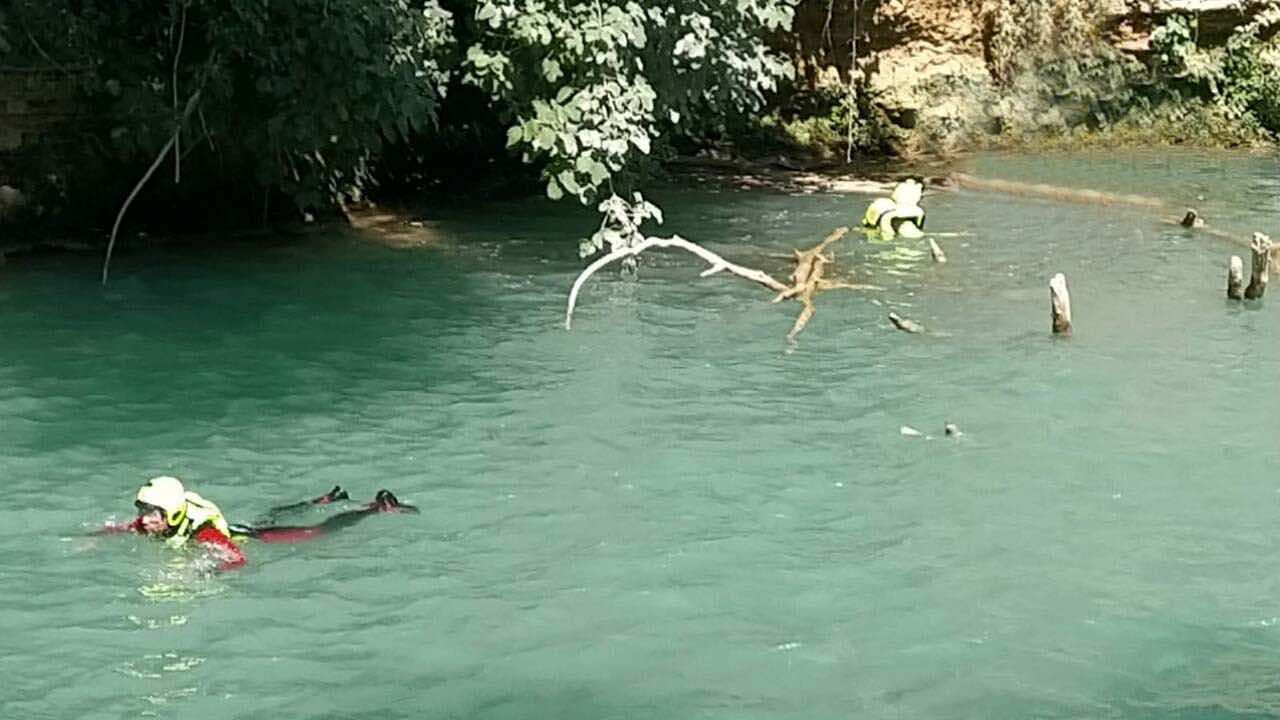 Uomo immerso nel fiume