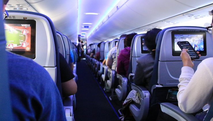 Sedili e finestrini in aereo: il motivo per cui spesso non sono allineati