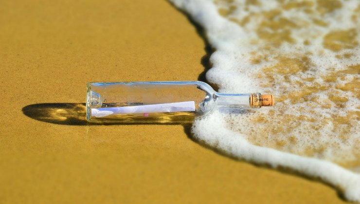bottiglia sulla spiaggia
