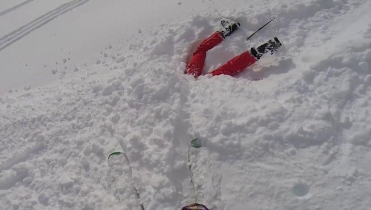 Sciatore nota qualcosa di insolito nella neve: ecco cosa si celava al suo interno