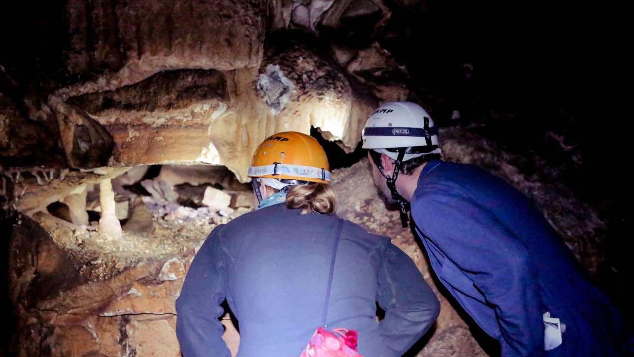 Esploratori in una grotta