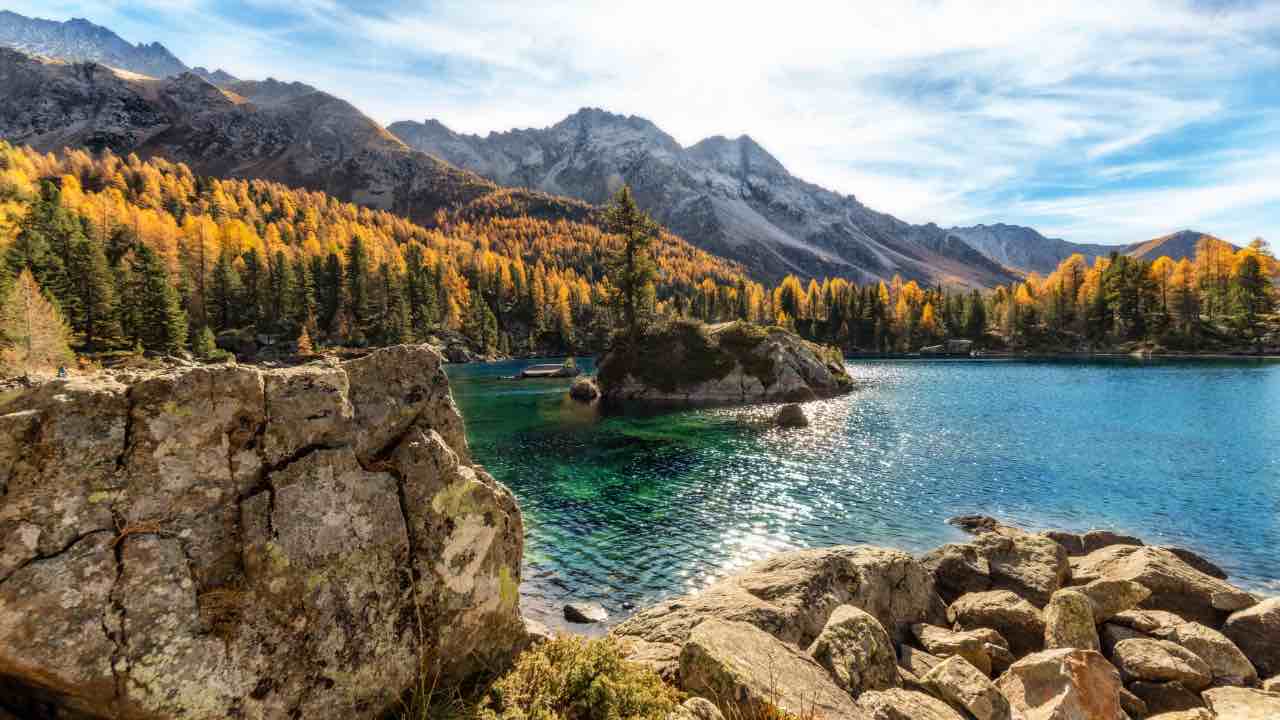 Lago con un panorama bellissimo