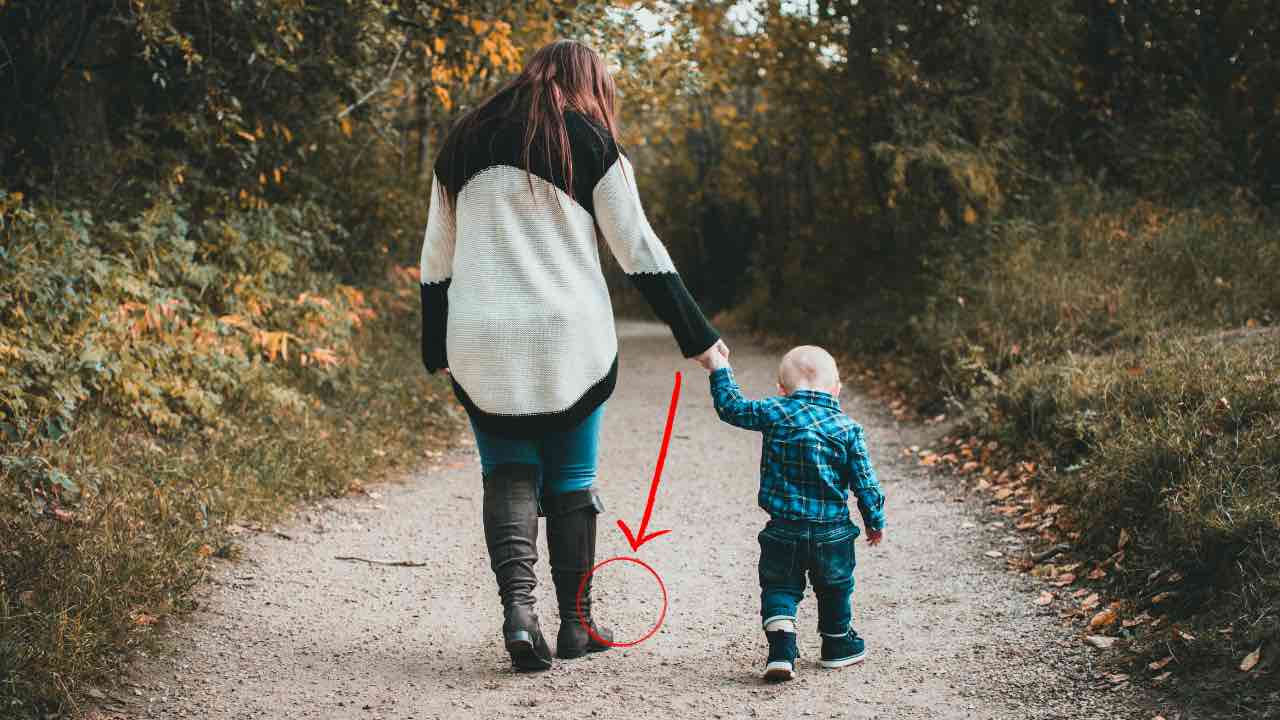 Mamma e figlio passeggiano