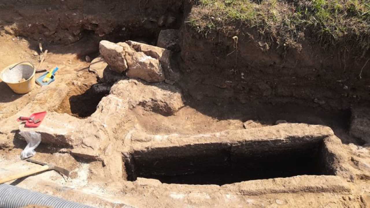 Scoperta archeologica, tomba calabrese