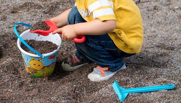 Bambino scava una buca in giardino e trova un tesoro di 800 mila euro