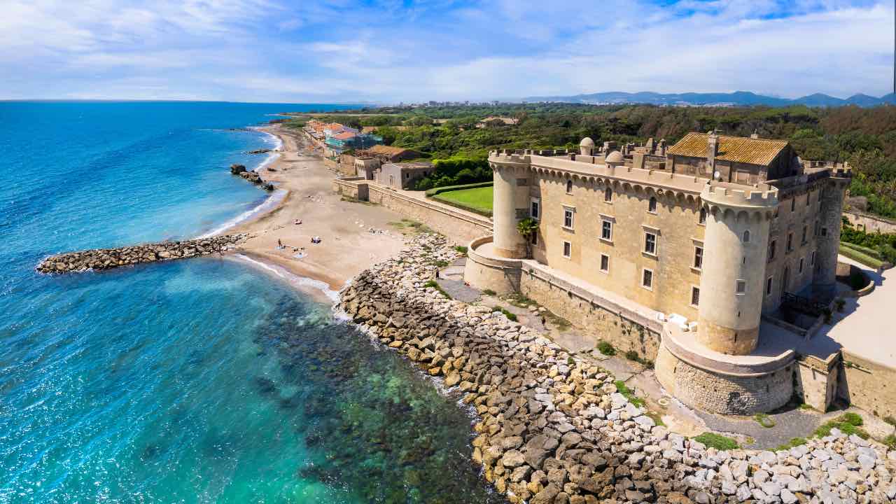 castello italiano sul mare