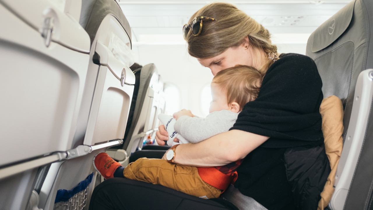 donna con bambino aereo