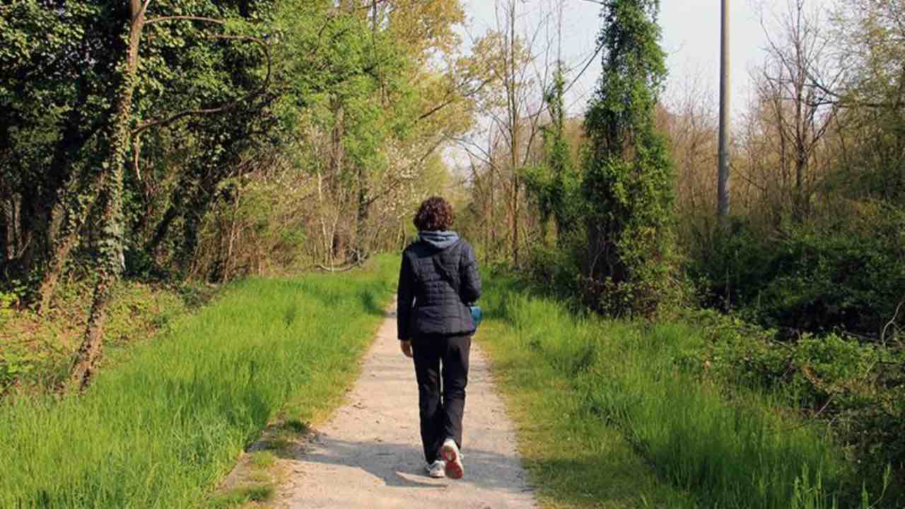 donna passeggiando in paese