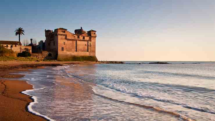 il-castello-italiano-che-affaccia-sul-mare