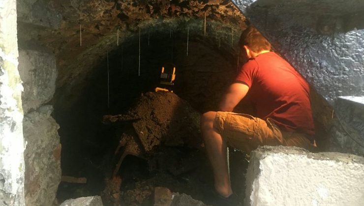 Trova qualcosa nel muro di casa sua che risale a 120 anni fa