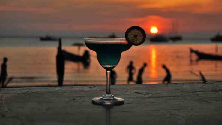 la-spiaggia-più-bella-per-laperitivo