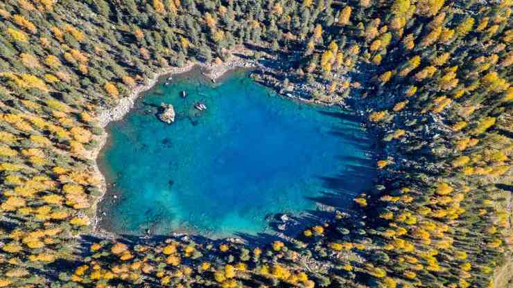 lago-con-un-panorama-bellissimo-1