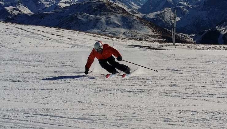 Mentre scia un uomo rischia grosso sulla neve