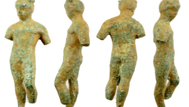 Statua romana ritrovata in un campo agricolo