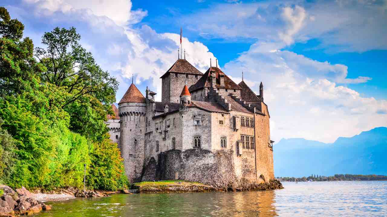 Il castello affacciato sul lago