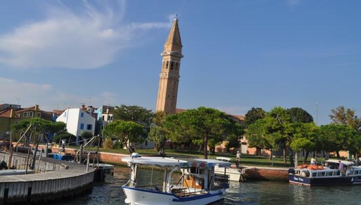 In Italia c’è un fiabesco campanile storto, il campanile di Burano