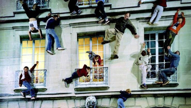 Delle persone si arrampicano su un palazzo di Milano: ecco il motivo
