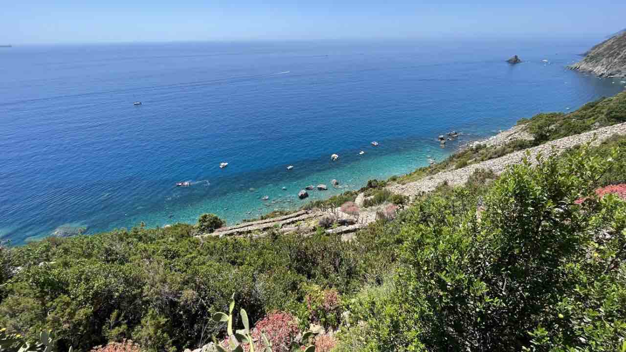Spiaggia italiana con ciottoli e acqua azzurra