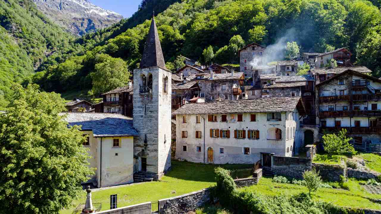 borgo incastonato nelle cascate