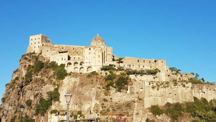 Questo Castello è su un’isola italiana da 25 secoli