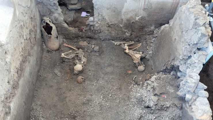 due scheletri trovati a Pompei