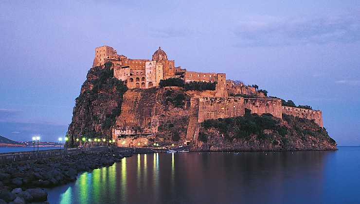 Castello Aragonese di sera