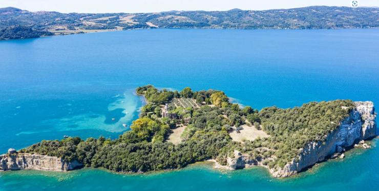 L'isola italiana immersa nella natura