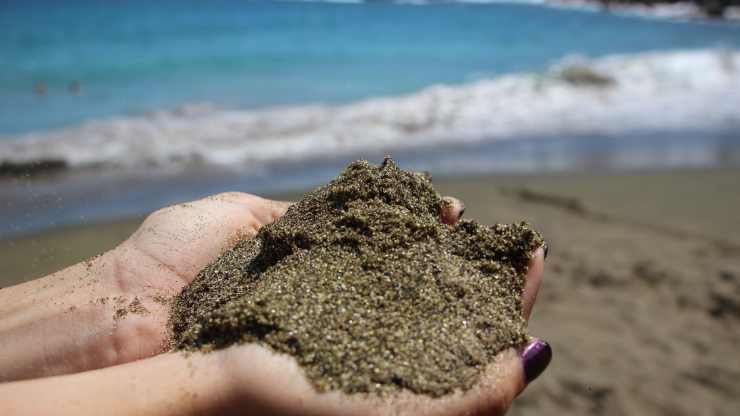 la spiaggia dalla sabbia verde