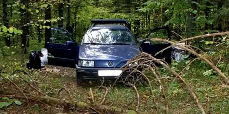 macchina abbandonata nella foresta